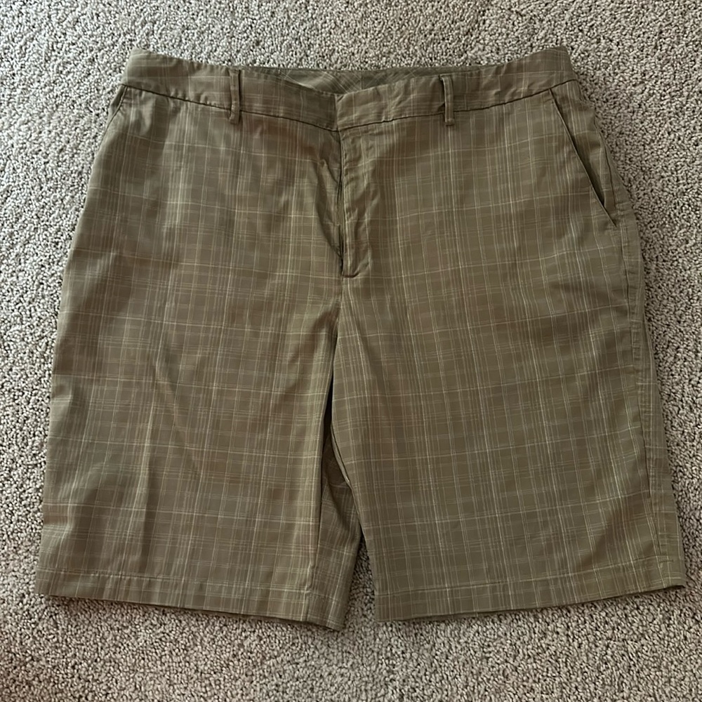 Mens under armour golf shorts. Size 38